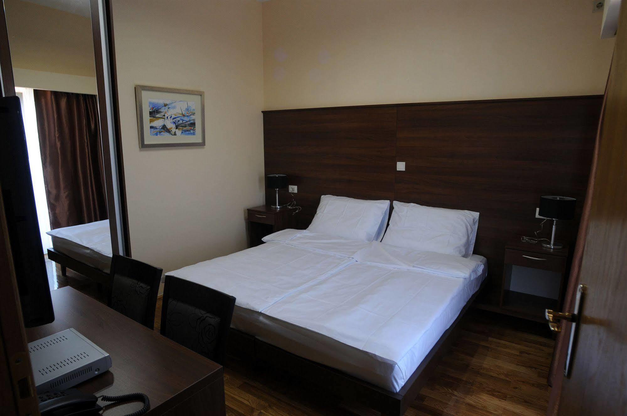Hotel M Podgorica Ngoại thất bức ảnh